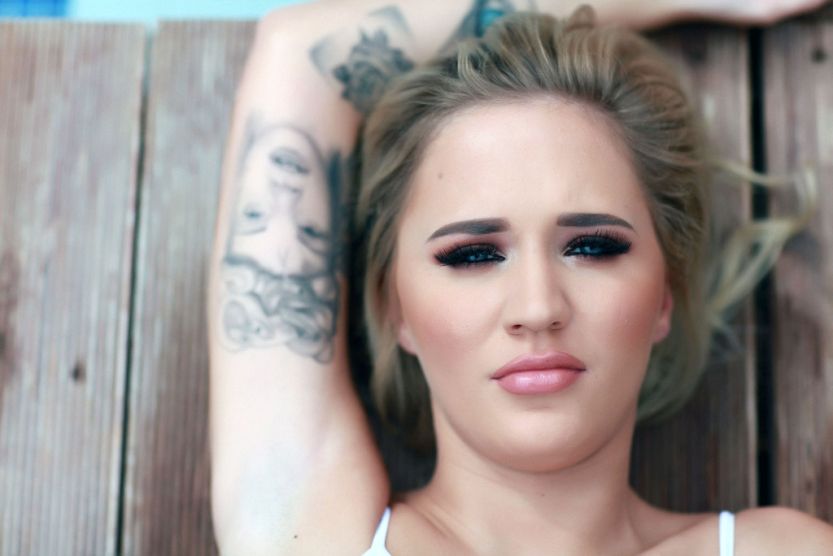 Che McSorley, blonde tatoeage babe, naakt bij het zwembad 12 Che McSorley blonde tatoeage babe naakt bij het zwembad 09