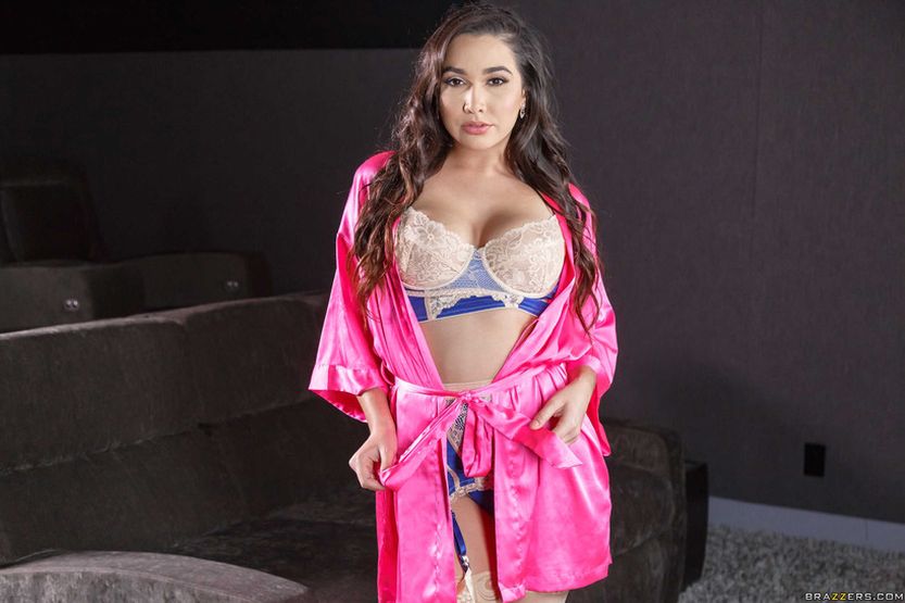 Karlee Grey mooi setje lingerie aan 01