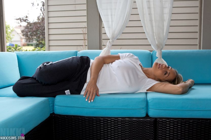 Nikki Sims chillen op de bank 04