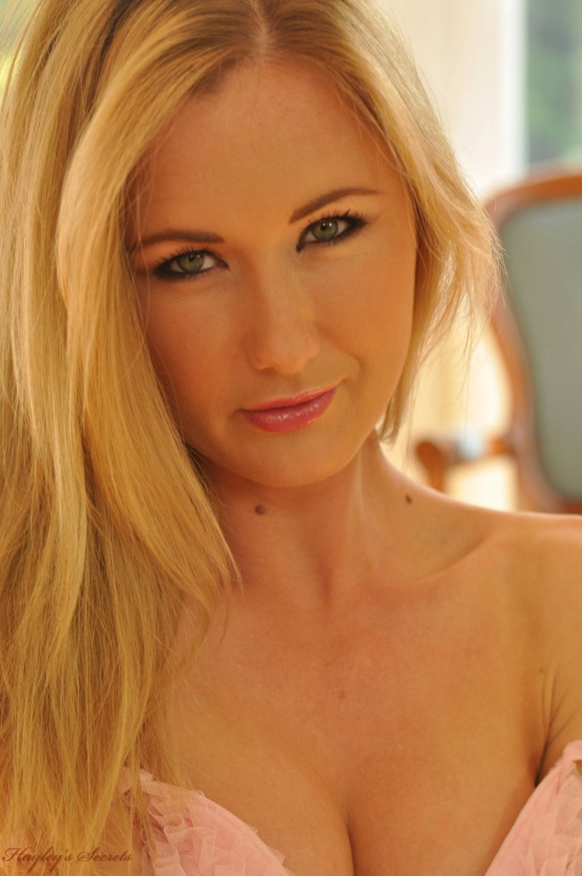 Sam B in sexy roze lingerie 03