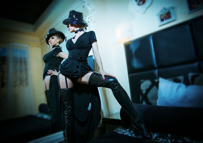 Shezel is heet in geile zwarte leren lingerie 000008