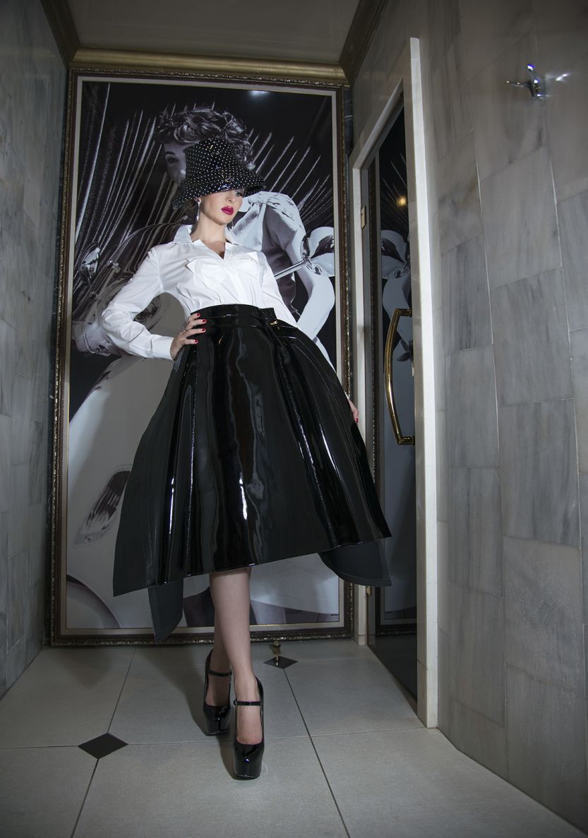 Shezel is heet in geile zwarte leren lingerie 000009