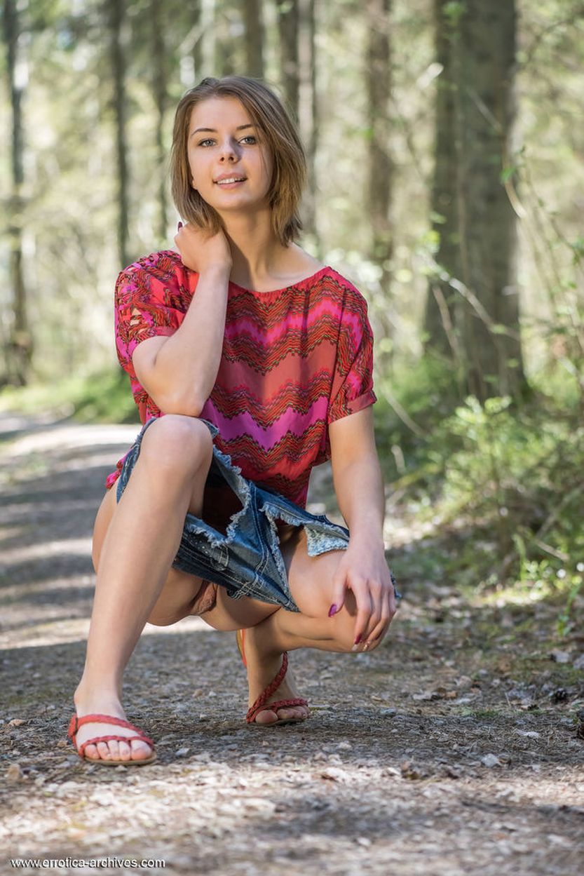 Yelena in het bos in een kort spijkerbroekje 05