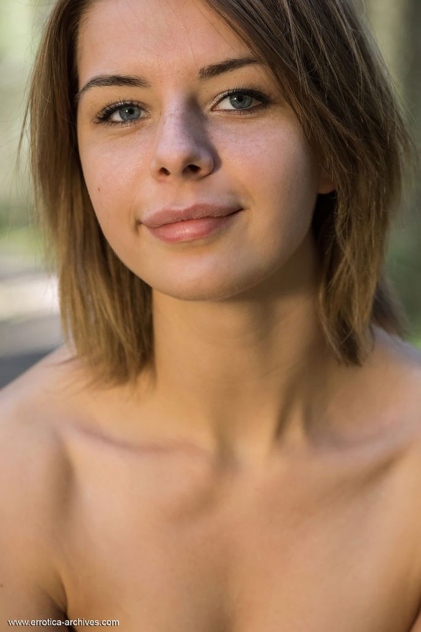 Yelena in het bos in een kort spijkerbroekje 13