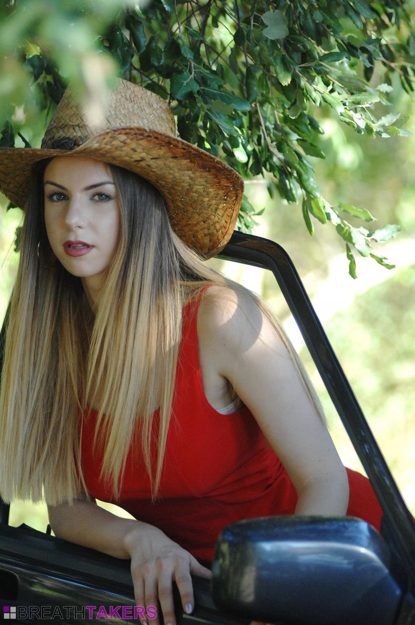 sexy cowgirl Stella Cox gaat naakt in haar auto 06