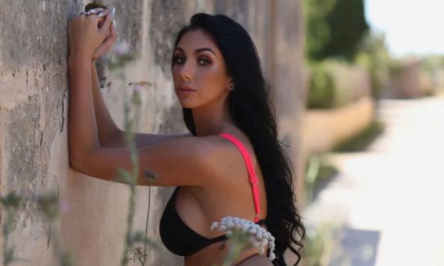 Anya Leigh, donkerharige babe met tatoeages, trekt haar sexy bikini uit