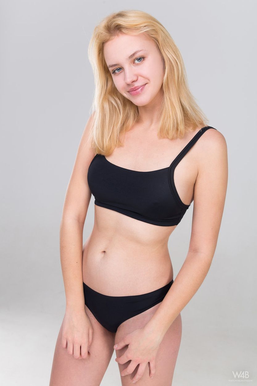 De casting van Mandy Dee, ze gaat helemaal naakt