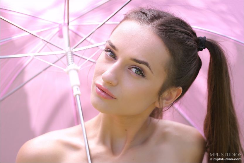 Gloria Sol loopt graat buiten naakt rond 010