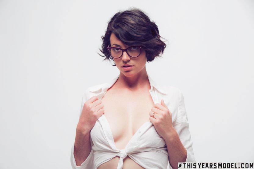 Terry Haynes, studente met geil brilletje op gaat naakt