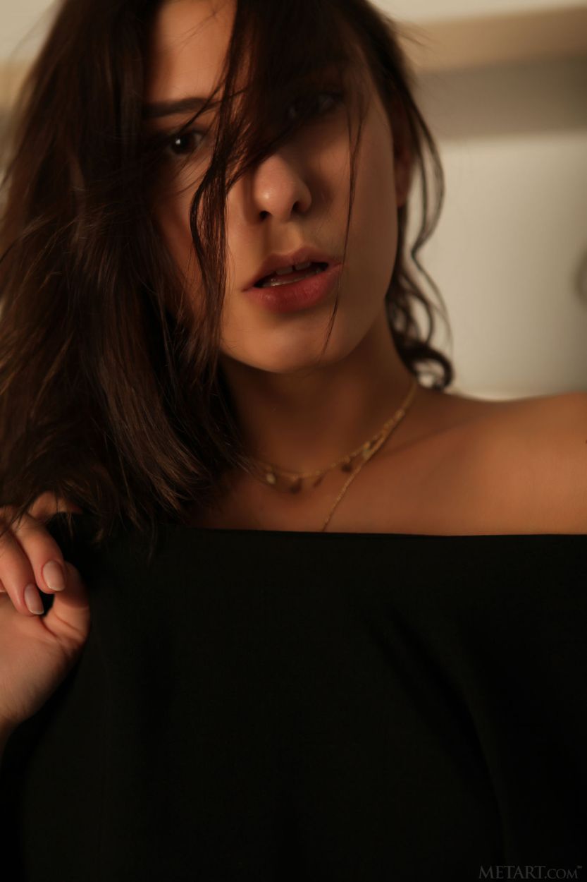 knappe brunette sexy jurkje mooie lingerie 01