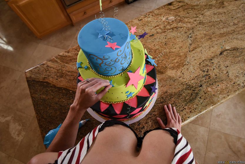 Betty Cocker jarige milf wordt in de keuken geneukt 02