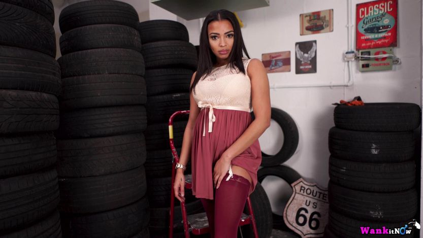 Ebony babe Ruby Summers gaat naakt tussen de autobanden 02