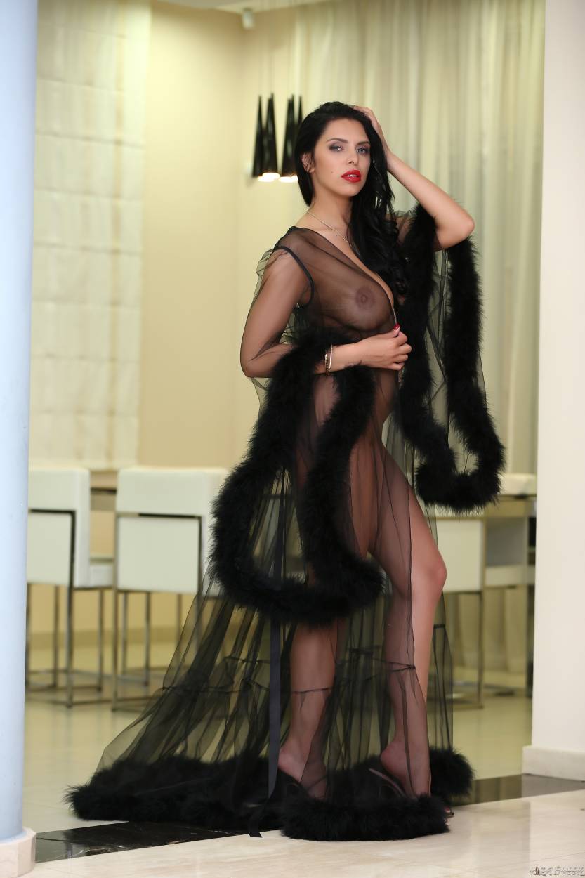 Naakte Vrouwen, van op tijd naar bed tot bloot bij de openhaard 6 Kira Queen in een prachtig doorkijk lingeriegewaad 04