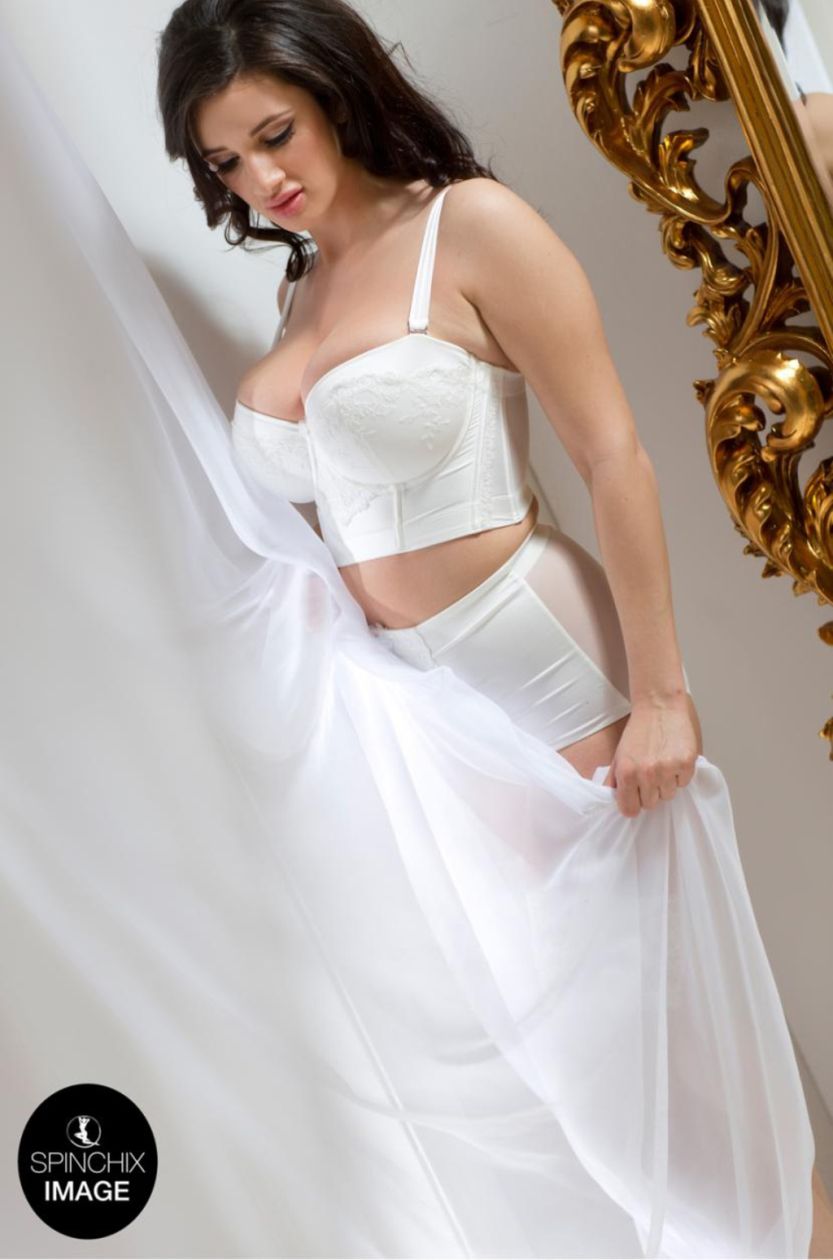 Cara Ruby grote tieten en vintage lingerie 06