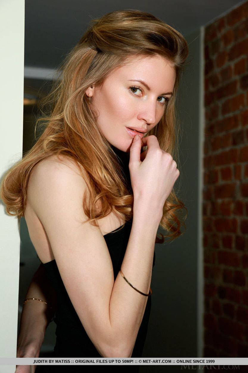 Judith slank lange benen knap en naakt 03