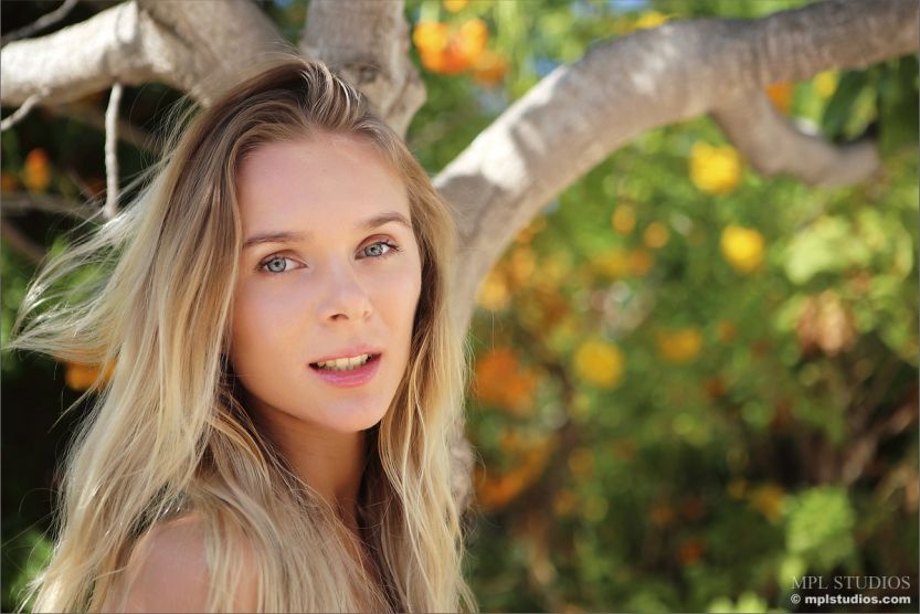 Karissa, blond en lange benen, gaat naakt bij het zwembad 3 Karissa naakt bij het zwembad 002