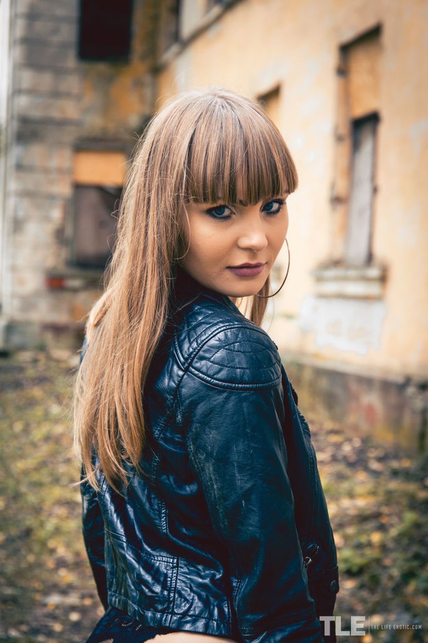 Kira W grote borsten zweepje mee naar buiten 17