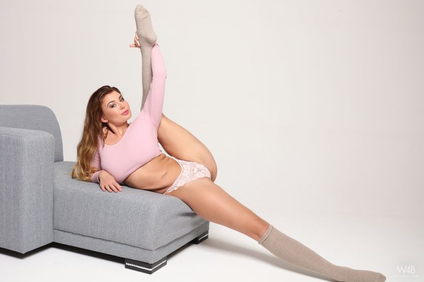 Lucy heeft er zin in naakt en een dildo 02