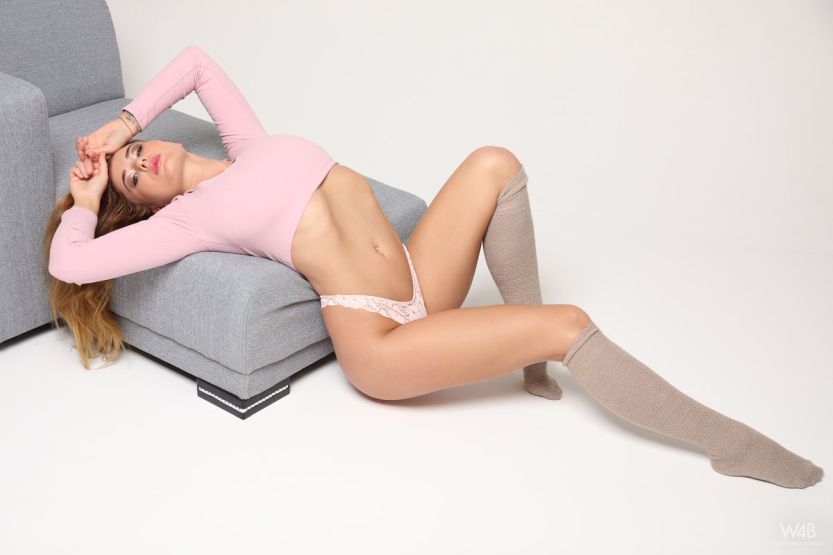 Lucy heeft er zin in naakt en een dildo 03