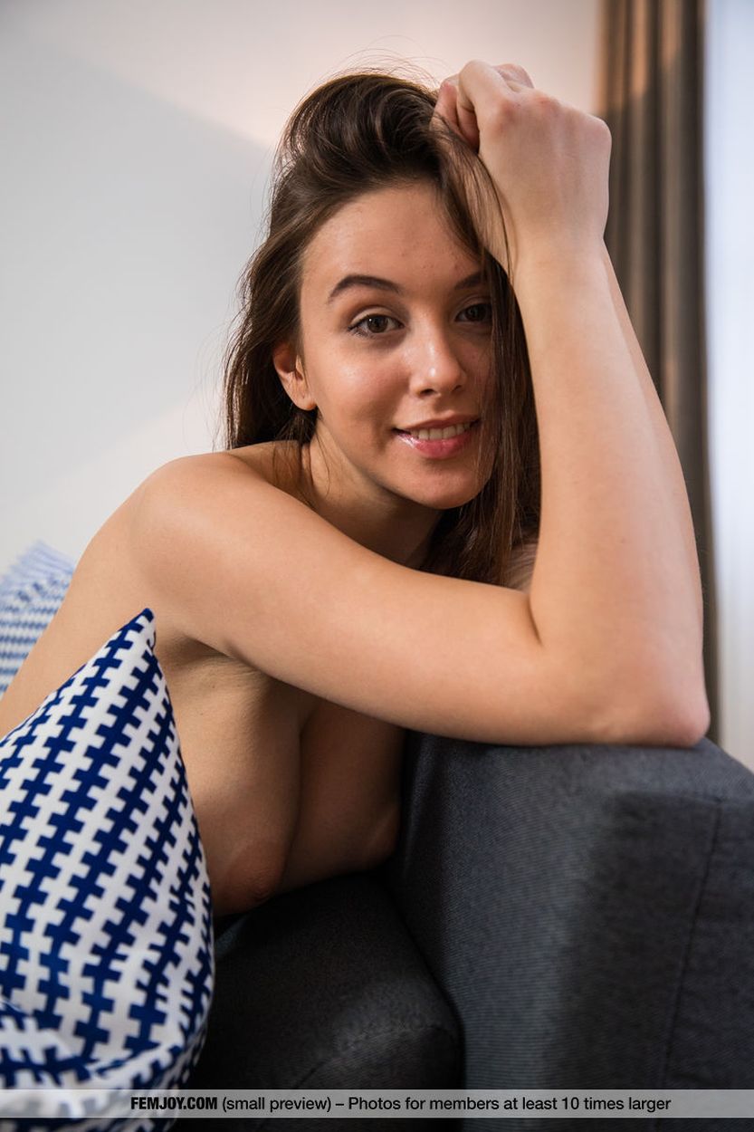 Alisa I naakt grote tieten lekker aan het relaxen 008