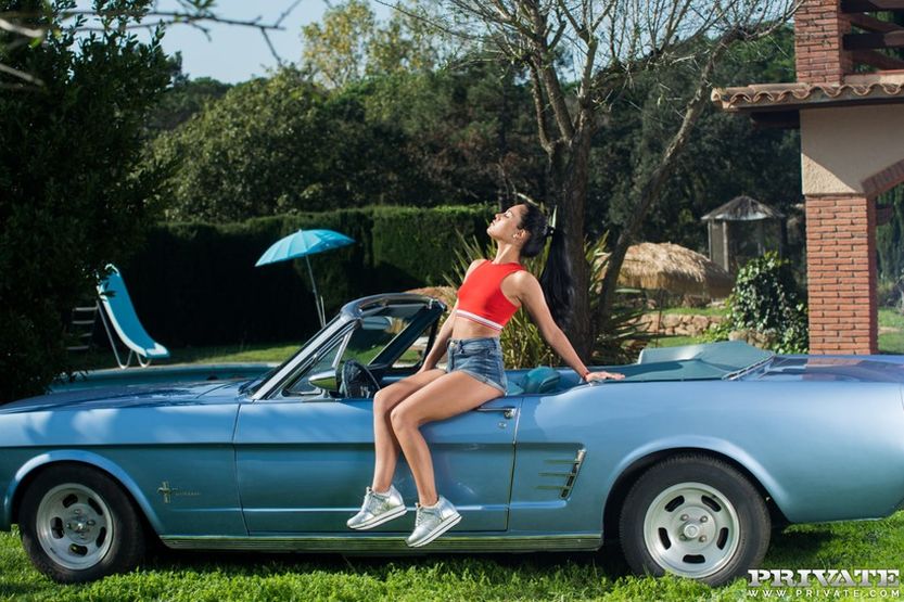 Apolonia heeft anale seks in de tuin