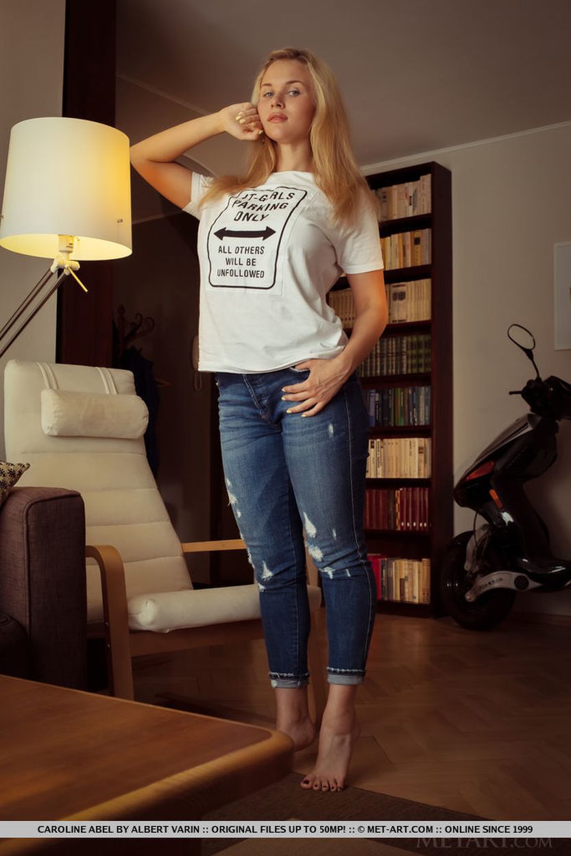 Caroline Abel, knappe blondine heeft haar scooter in de huiskamer geparkeerd