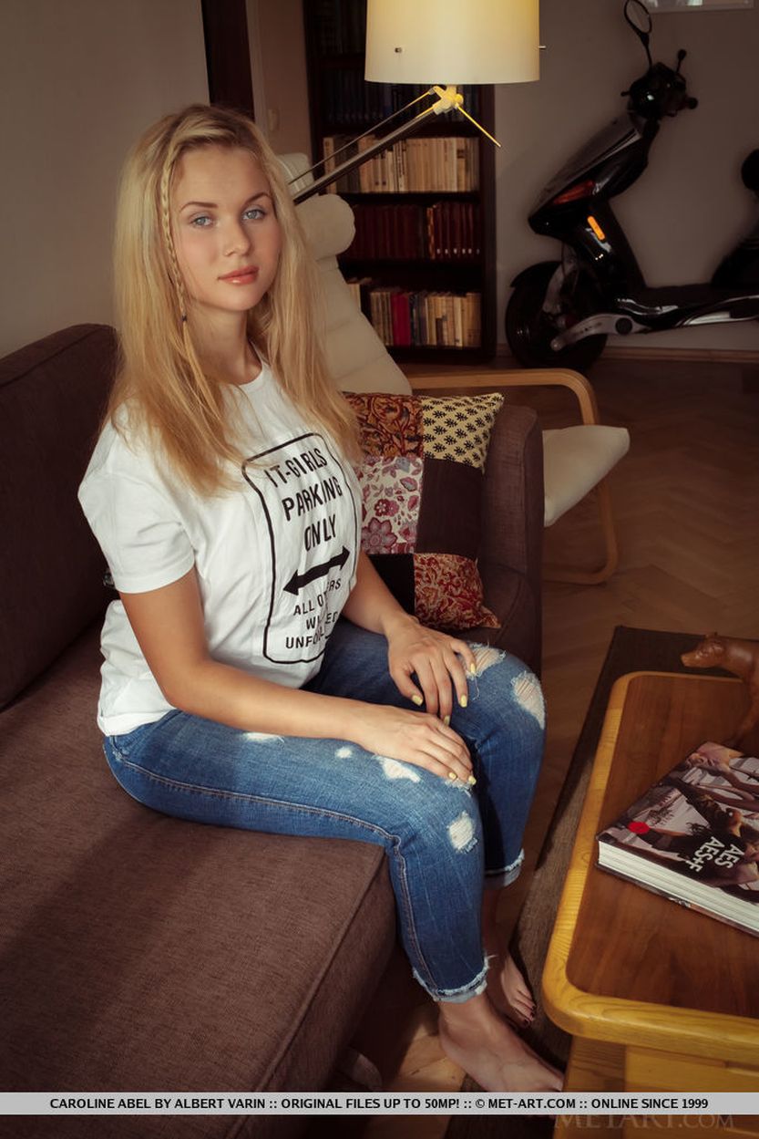 Caroline Abel, blond en grote tieten, heeft haar scooter in de huiskamer geparkeerd 5 Caroline Abel naakt scooter in de huiskamer 04