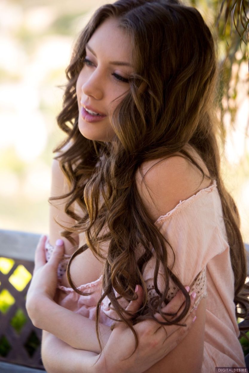 Elena Koshka naakt op een parkje in het bank 0016