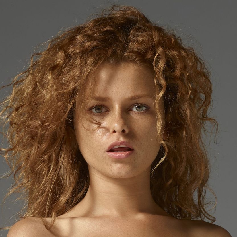 Naakte Vrouwen, van een rode babydoll tot een blonde milf in een korset 18 Julia rood haar krulletjes zwarte lingerie 15