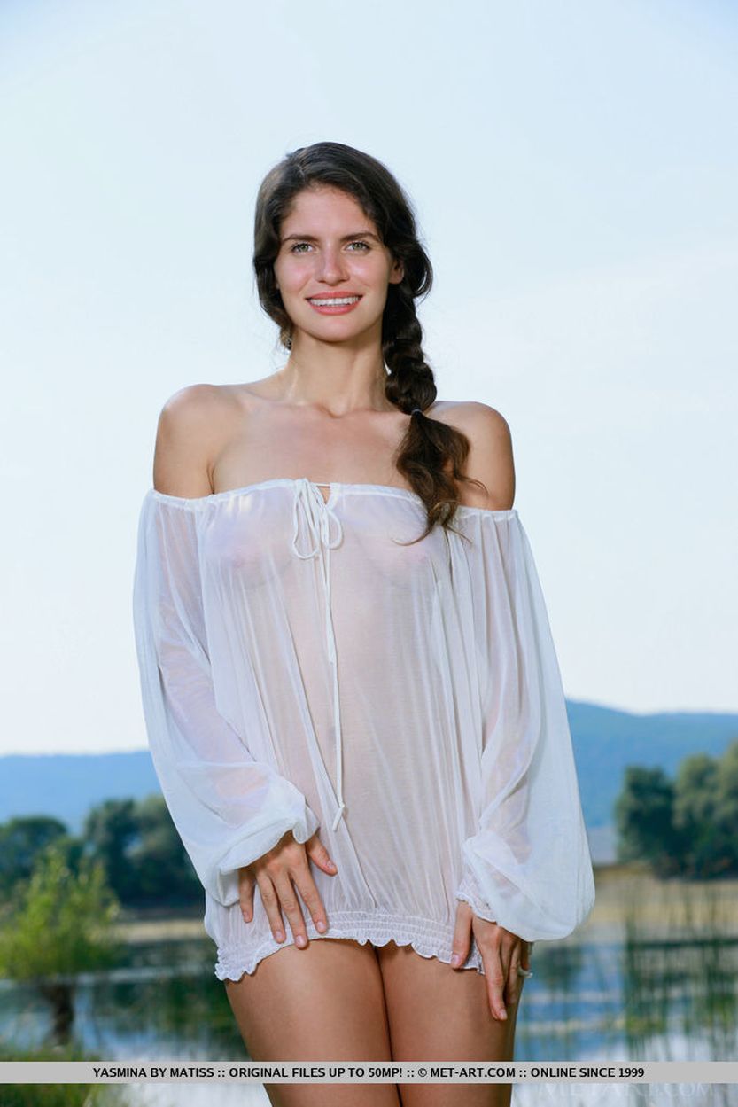 Yasmina, naakt lenig aan het doen in het gras