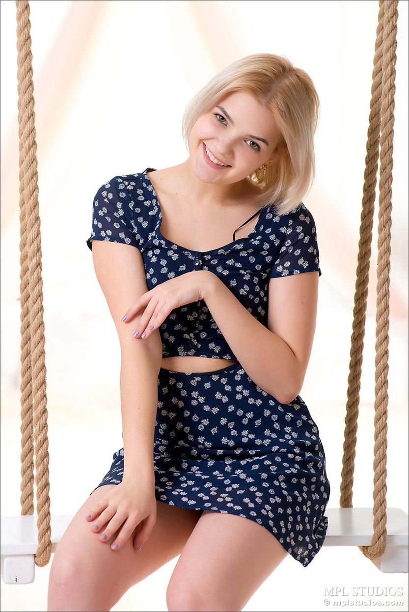 Cali heeft een seksschommel boven haar bed hangen