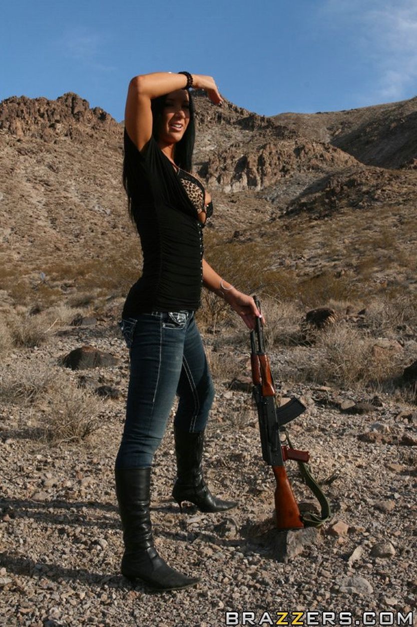 Jaden Jaymes naakt in de woestijn en een pistool 04