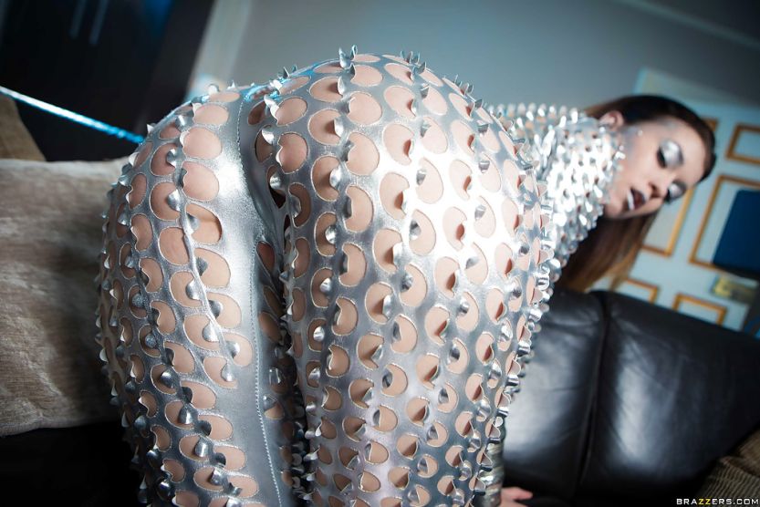 Seksrobots dan ligt opeens Mischa Cross in je bed 09