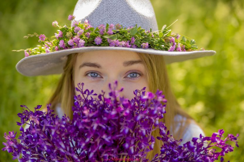 Milena Angel, naakt in  het hoge gras