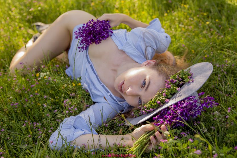 Milena Angel naakt in het hoge gras 000006