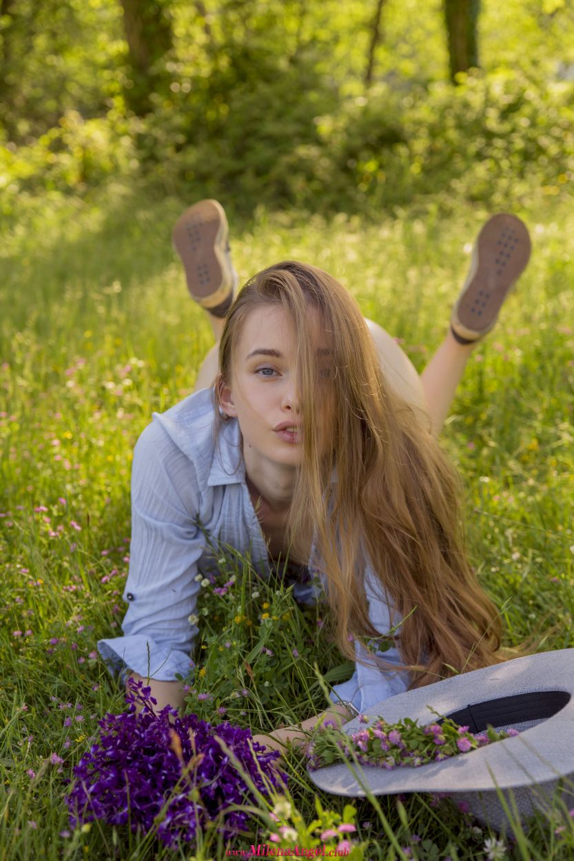 Milena Angel naakt in het hoge gras 000008
