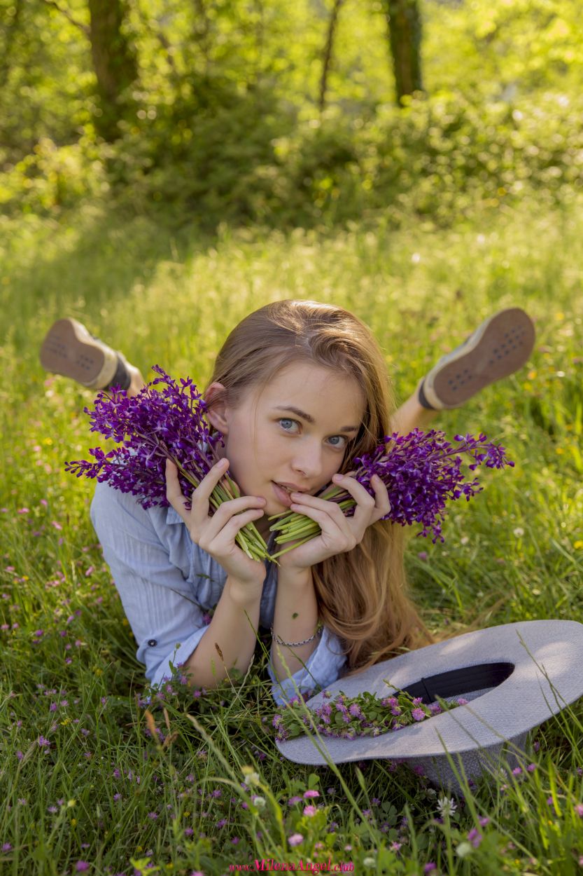 Milena Angel naakt in het hoge gras 000009