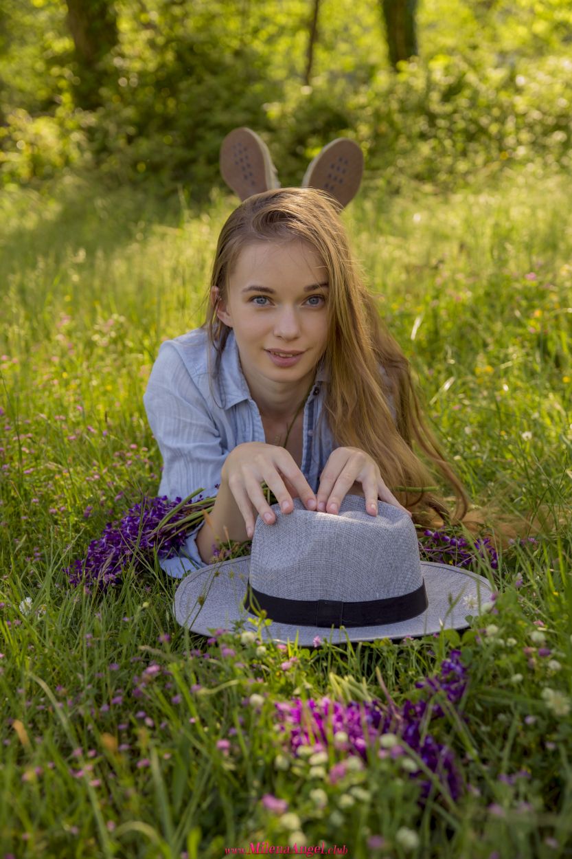 Milena Angel naakt in het hoge gras 000010