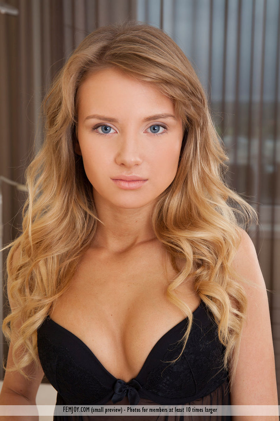 Monika V, mooi nakend op bed