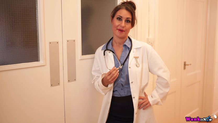 Jess West een geile vrouwelijke dokter doet een striptease 02