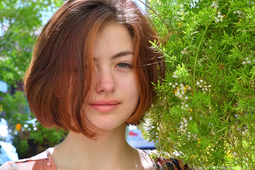 Aria, mooie ronde borsten bloot in de buitenlucht