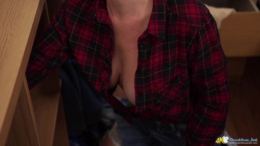 Katie Louise huisvrouw milf blouse open grote tieten 03