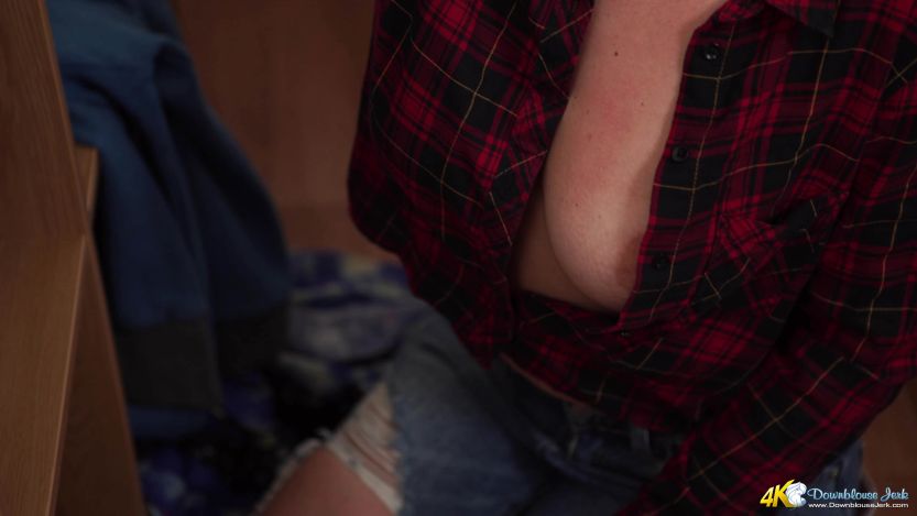 Katie Louise huisvrouw milf blouse open grote tieten 07