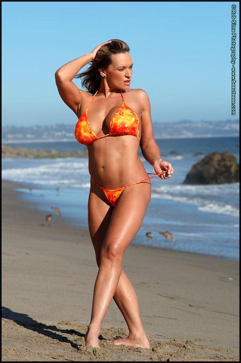 Kym More hardbody met mooie tieten topless op het strand 07