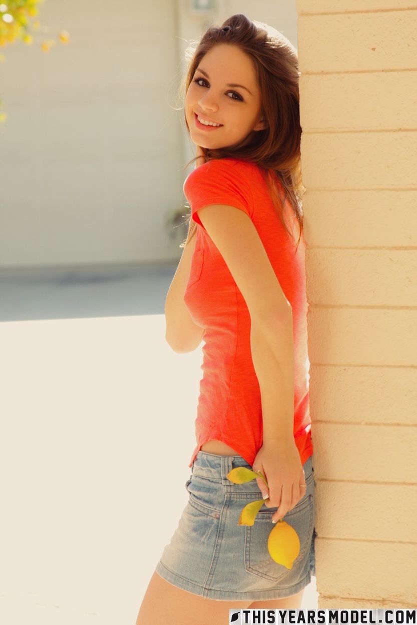 Aspen Martin kort spijkerrokje en buiten naakt 04