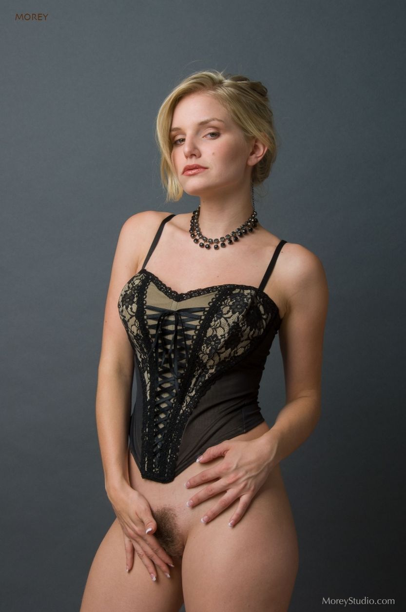 Liz Ashley prachtig sexy korset verder naakt 04