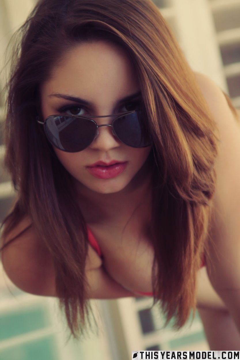 Aspen Martin, bikini babe met zonnebril op, laat graag alles zien 10 Aspen Martin bikini babe zonnebril gaat naakt 08