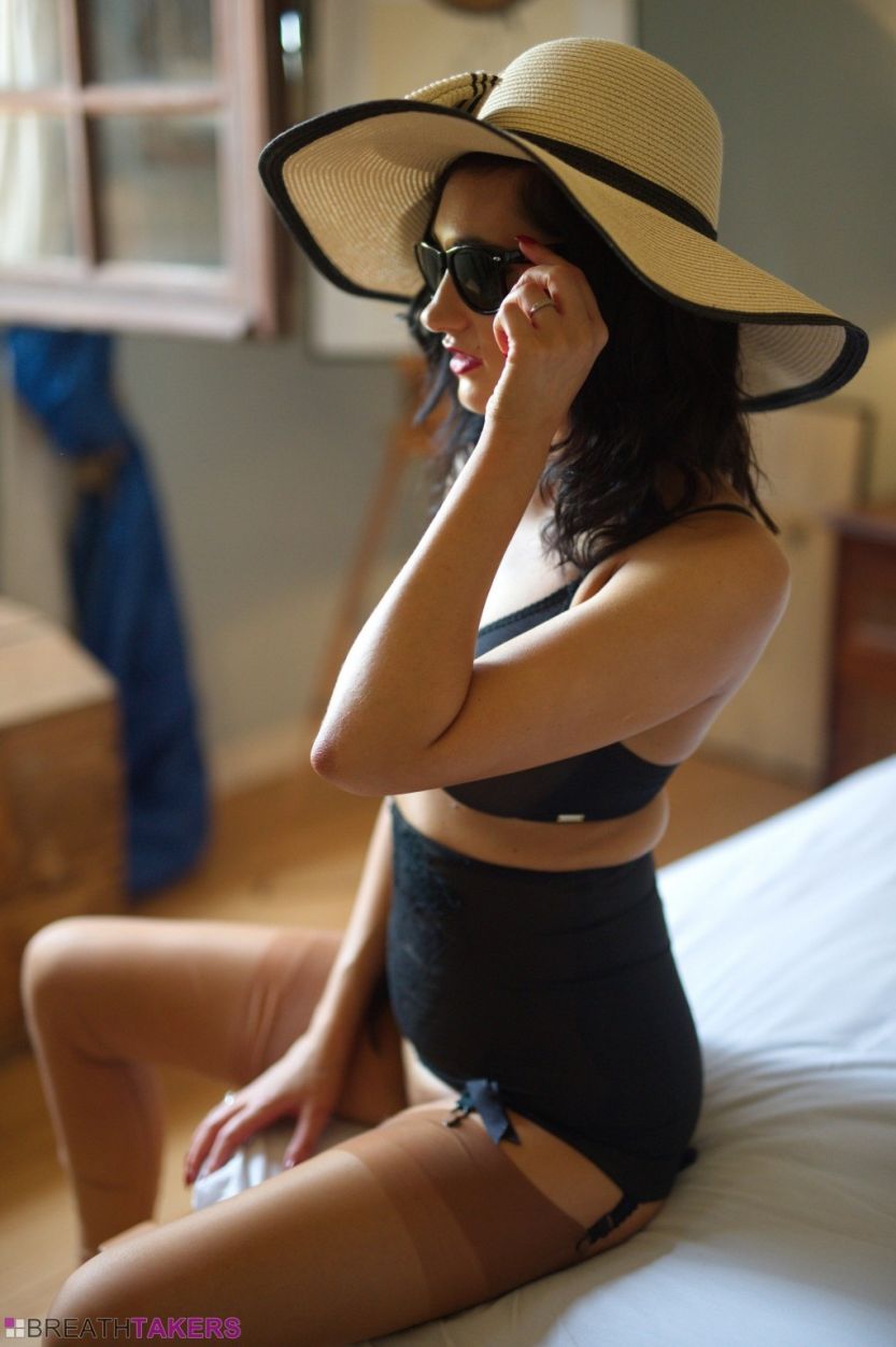 Bonnie Belloti een hoed en zwarte vintage lingerie 01