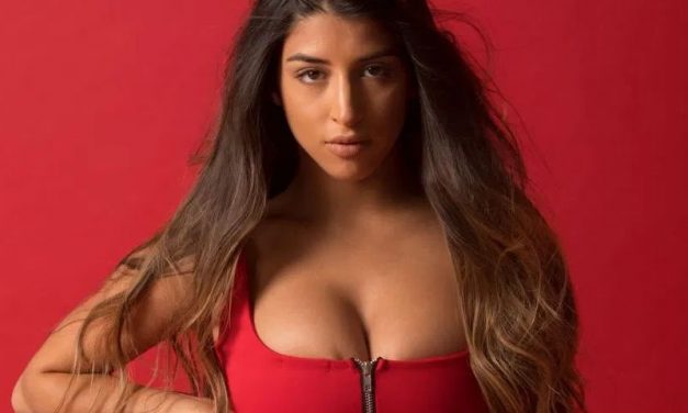 Alexa Campbell, grote borsten, heeft wat met de kleur rood