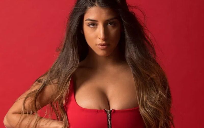 Alexa Campbell, grote borsten, heeft wat met de kleur rood